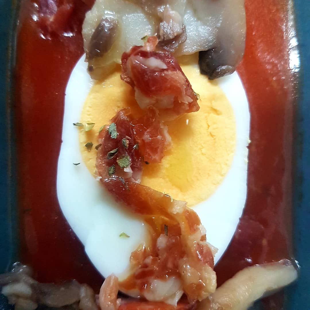Huevos cocidos en salsa con jamón